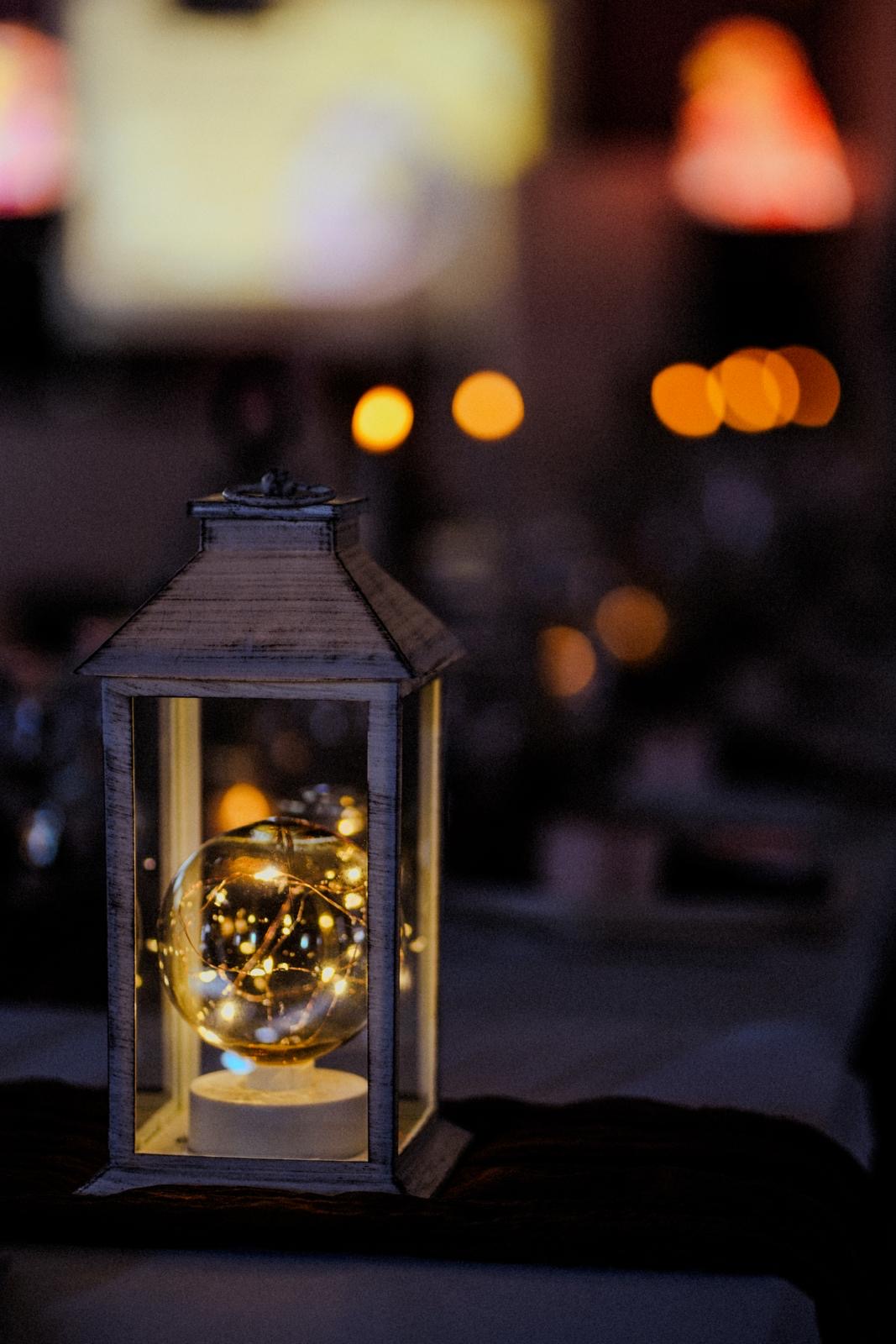 Ambiance lumineuse de dîner de mariage