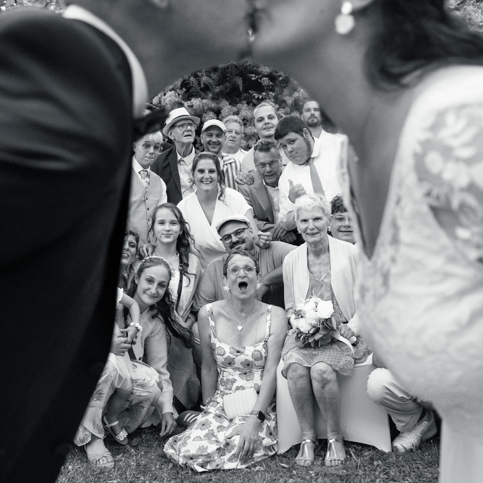 Photo de groupe en noir et blanc